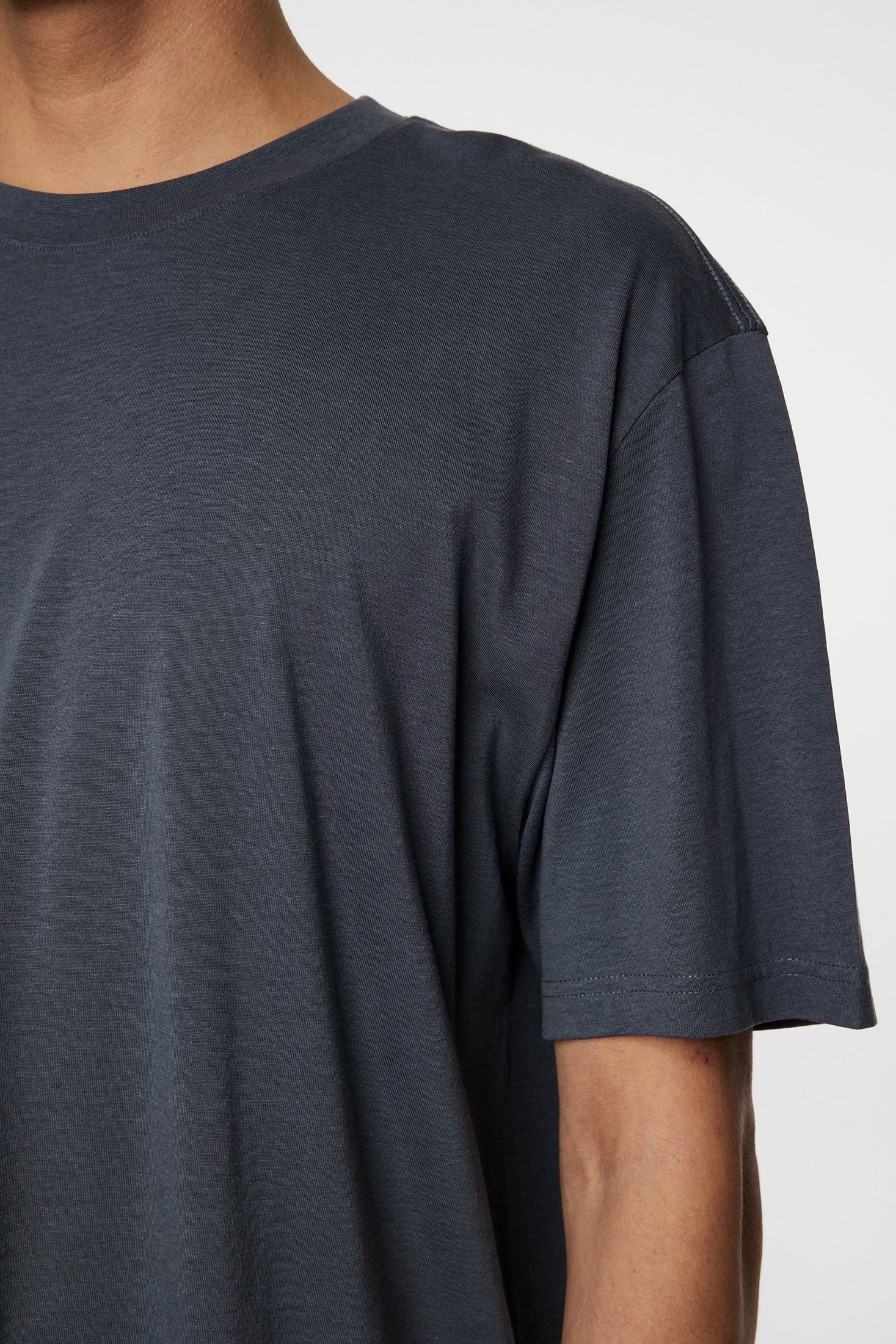 Hale Light Lyocell T-shirt / Ombre Blue - Image 6