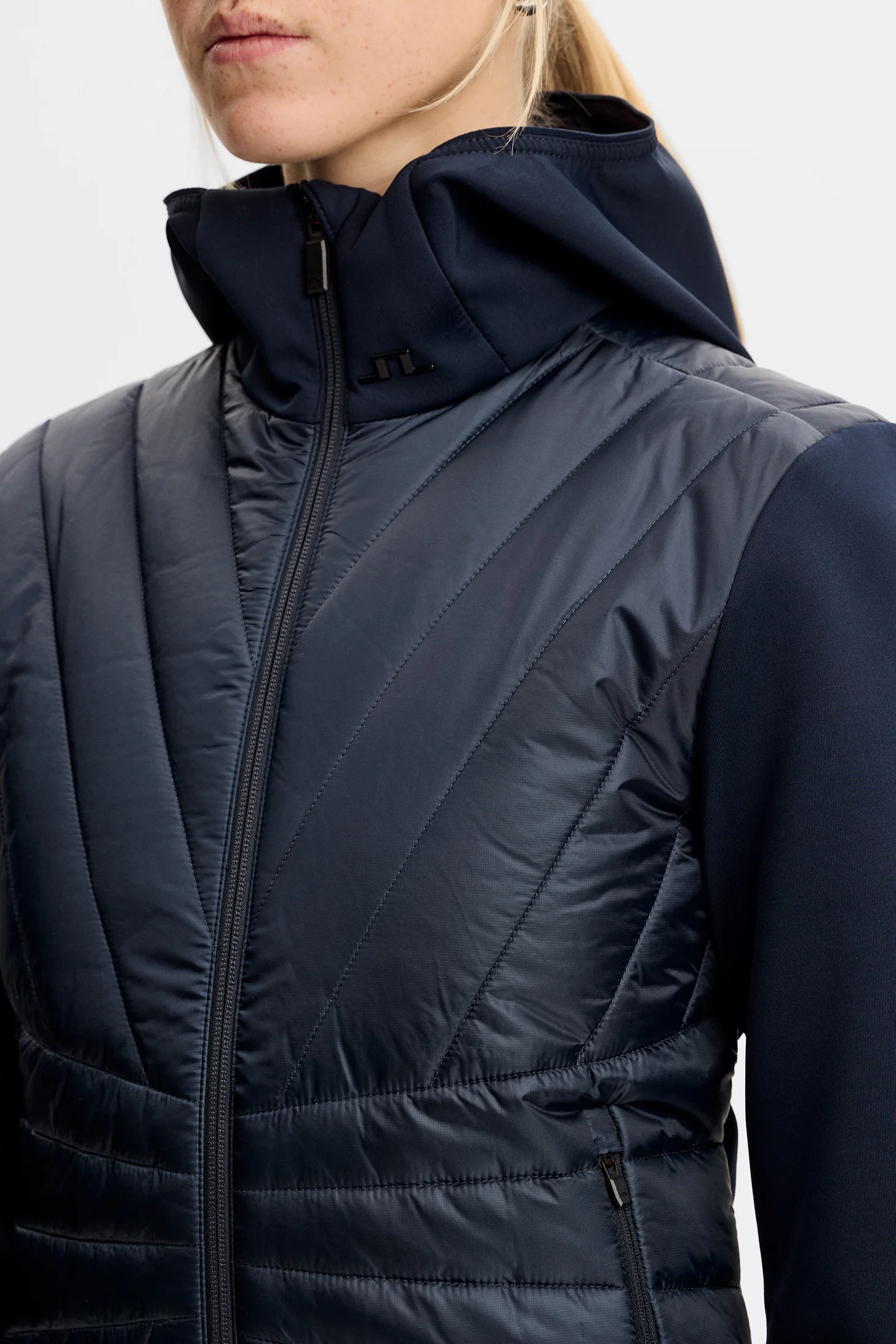 Holma Quilt Hybrid Hood / JL Navy - Image 4