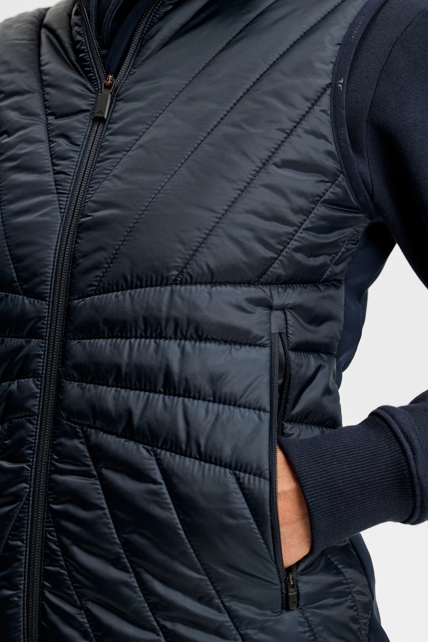 Holma Quilt Hybrid Vest / JL Navy - Image 5