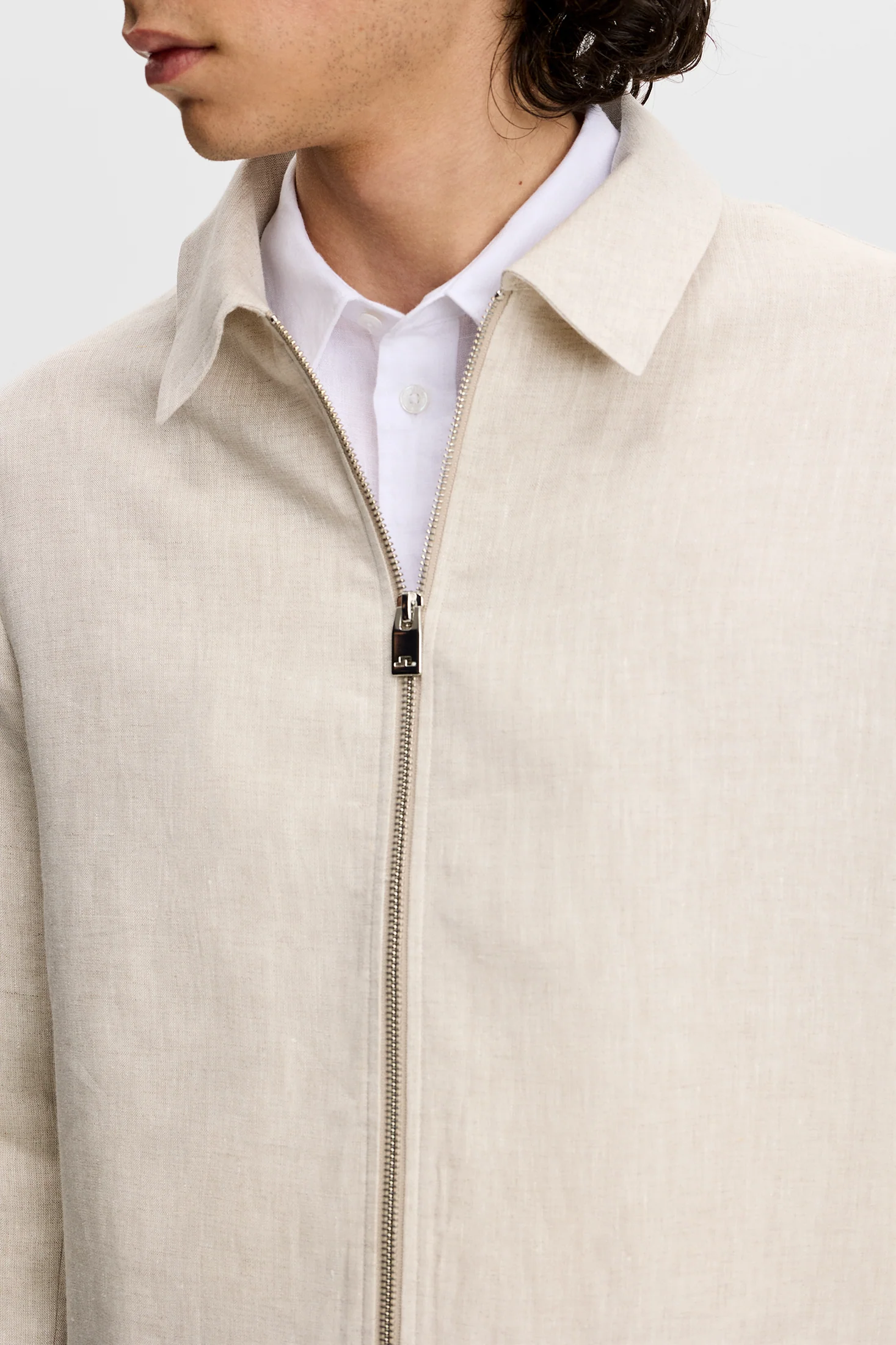 Julius Drape Linen Overshirt / Moonbeam - Image 5